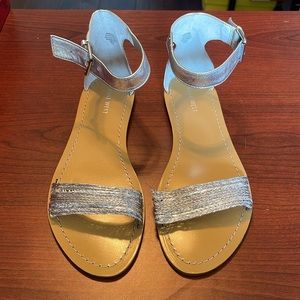 New Nine West sandals silver size 9.5 In box